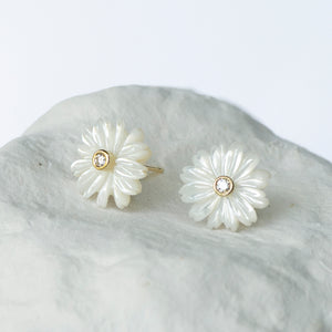 Naturalistic Daisy earstuds white mother of pearl